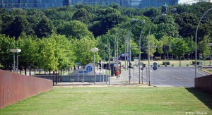 Eingang zum U-Bahnhof Bundestag menschenleer