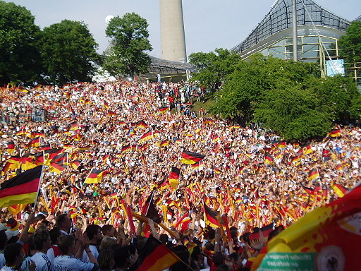 Fußball-Fans im Olympiapark München| Foto: René Stark (Eigenes Werk) [GFDL, CC-BY-SA-3.0 oder CC BY-SA 2.5-2.0-1.0], via Wikimedia Commons